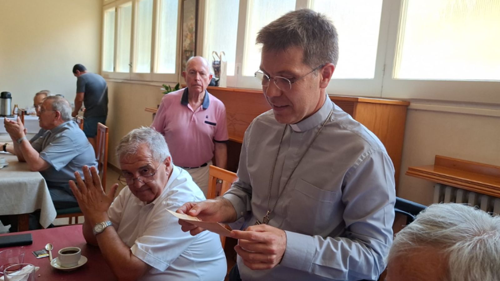 El obispo Josep-Lluís Serrano leyó la dedicatoria que acababa de escribir.