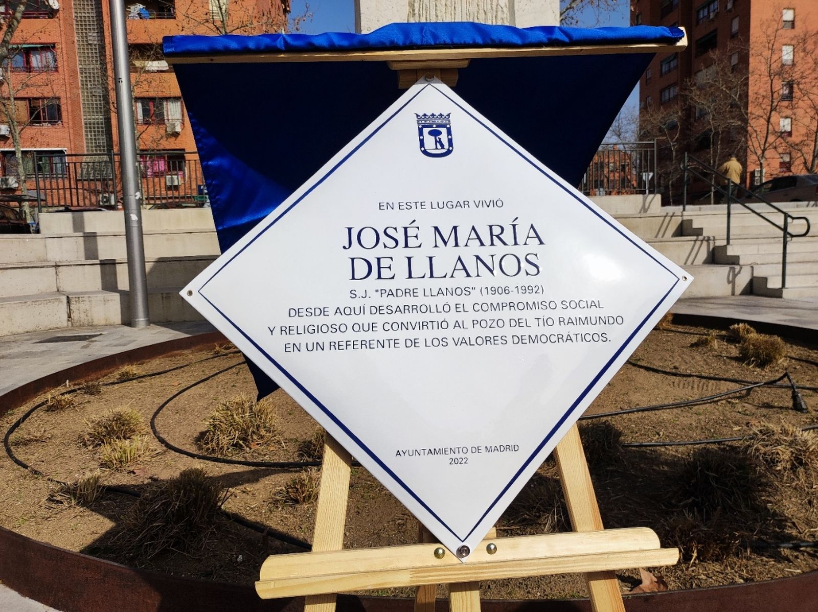 Placa en honor del padre Llanos
