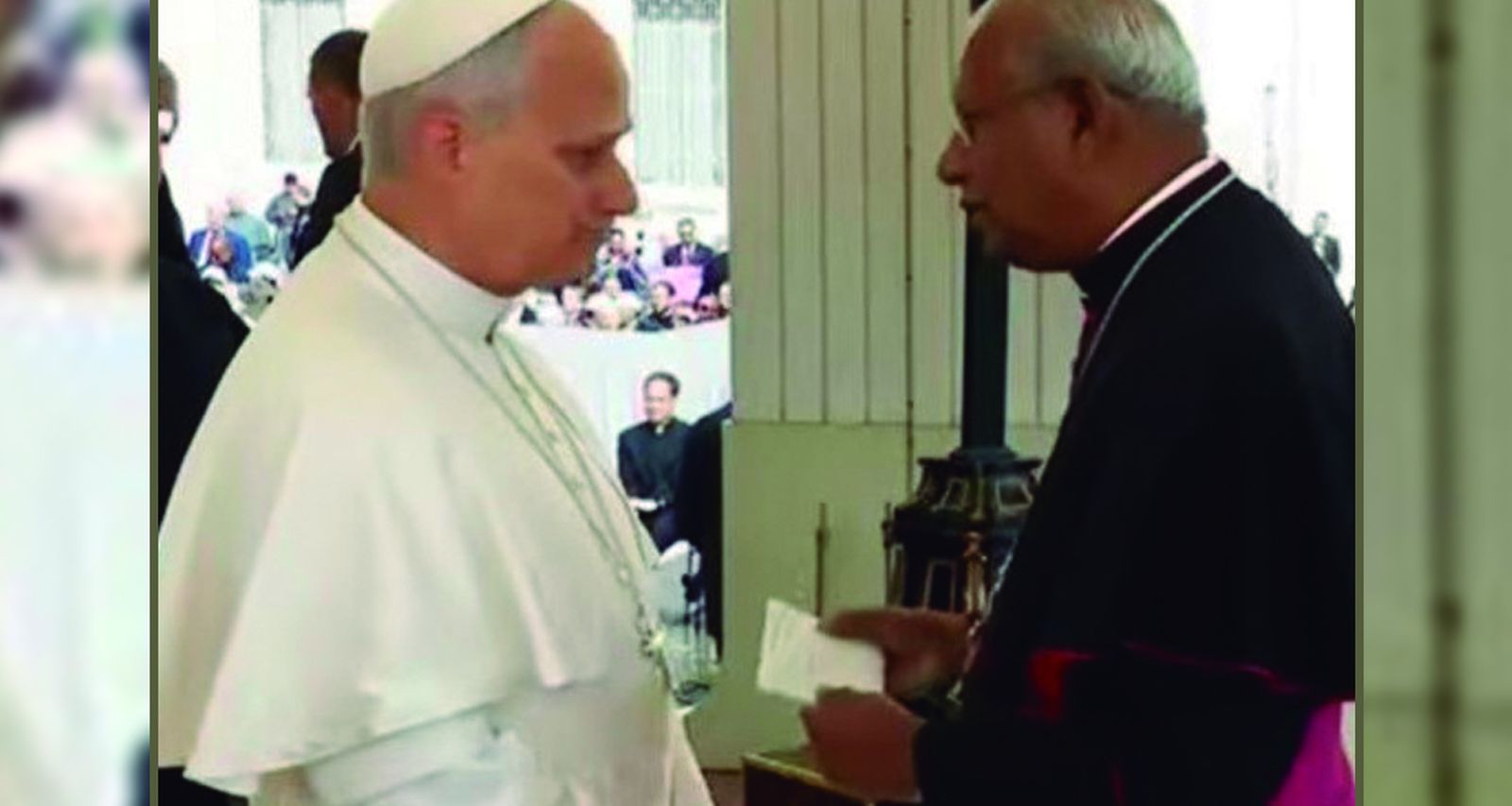 Monseñor Andrews Thazhath entrega la invitación al Papa