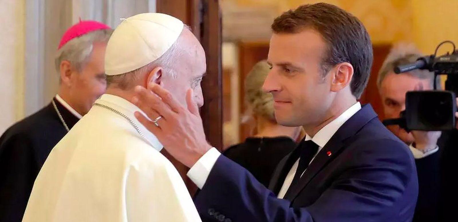 El cariñoso saludo de Macron al Papa