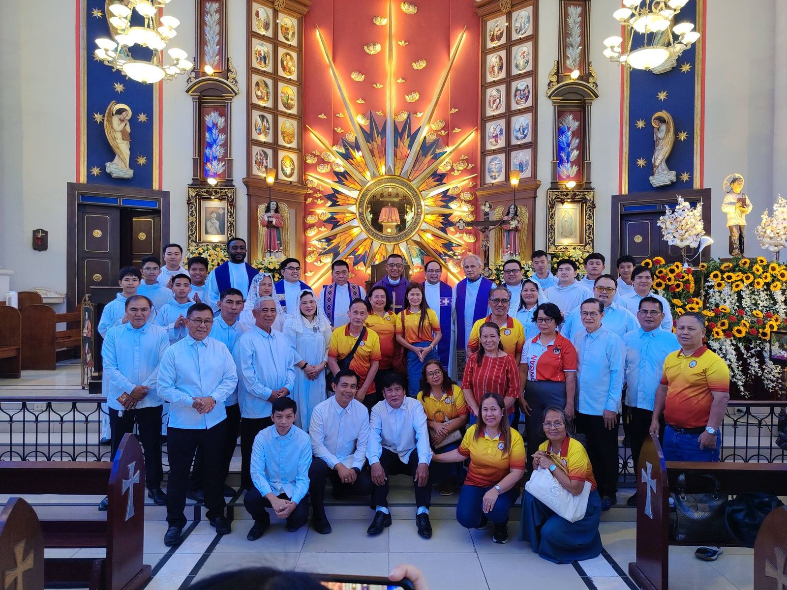 Una iglesia peregrina de pastores y ovejas.  Foto de peregrinos en el Santuario de Pedro Calungsod, Archidiócesis de Cebú tomada por A. Sollano