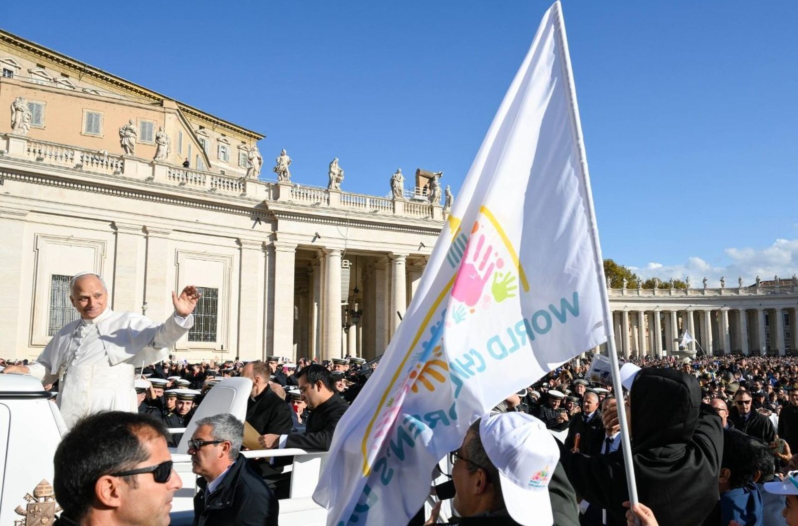 El Papa pasa ante la bandera de la Jornada Mundial de los Niños en la audiencia general