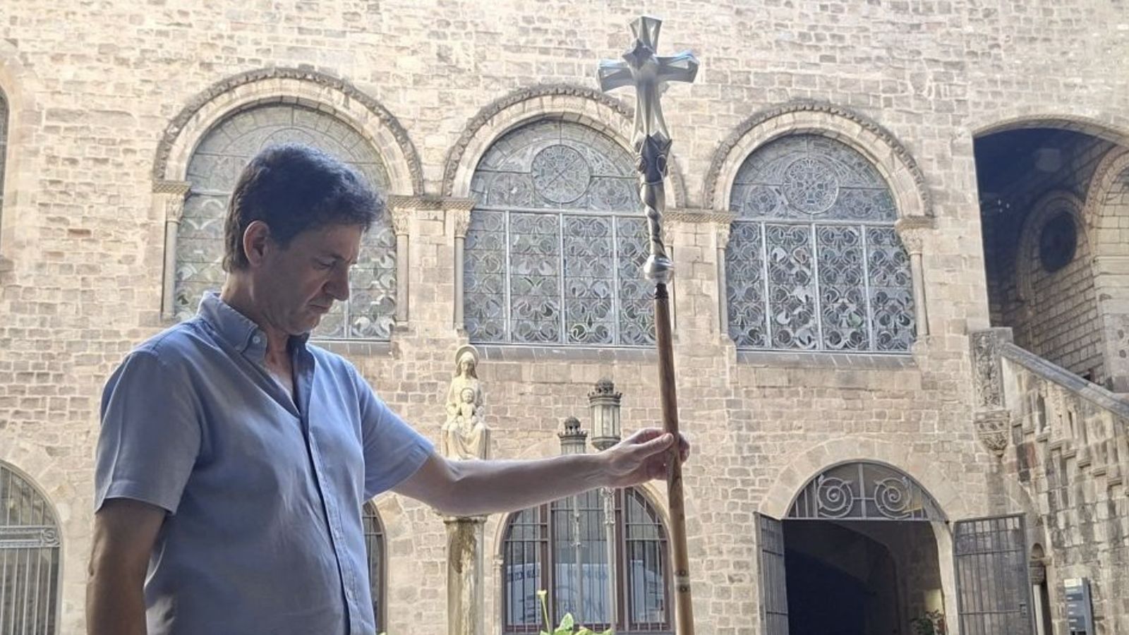 El artista, con el báculo de Gaudí