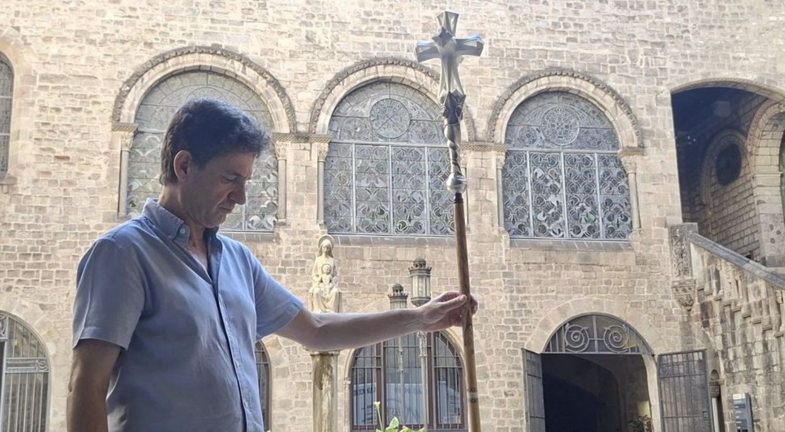 El artista, con el báculo de Gaudí