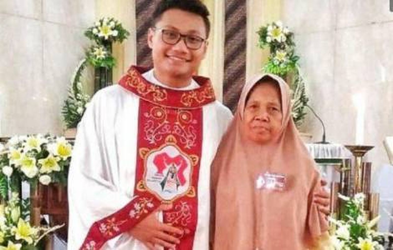 Padre Edi Prasetyo y su abuela musulmana