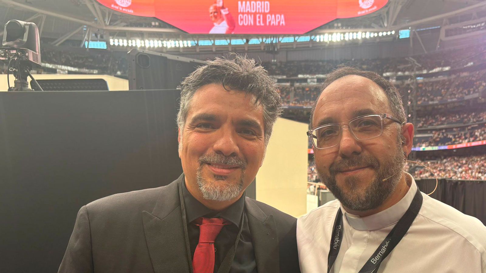 Julio Awad con Toño Casado, director musical del encuentro en el Bernabéu