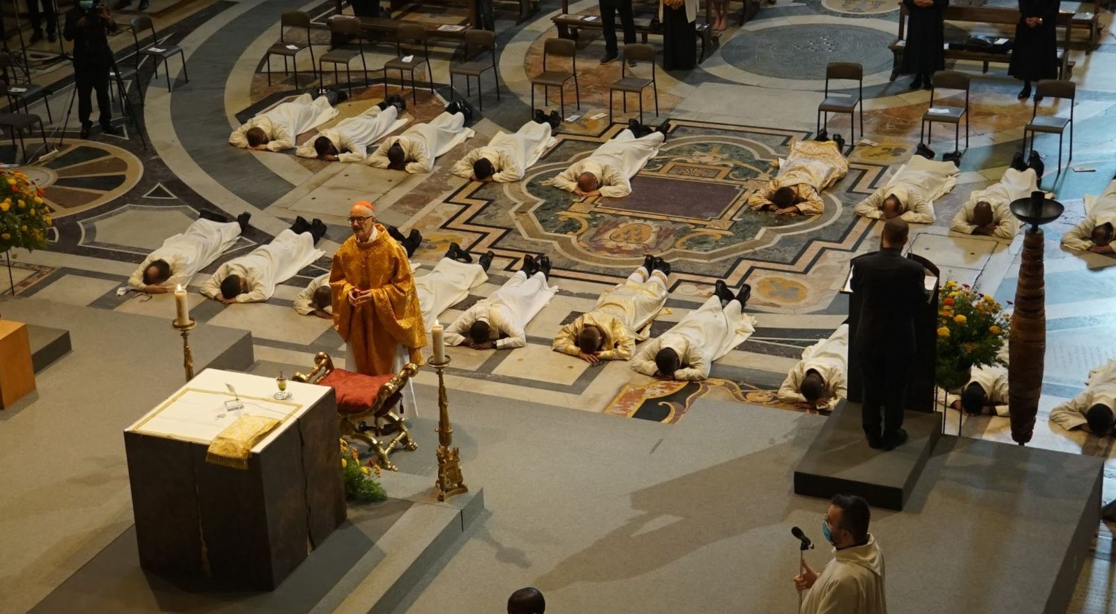 El cardenal en la ordenación en Il Gesú