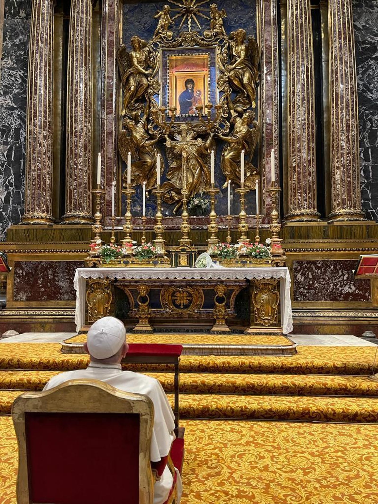 El papa rezó en Santa María la Mayor por el éxito de su viaje