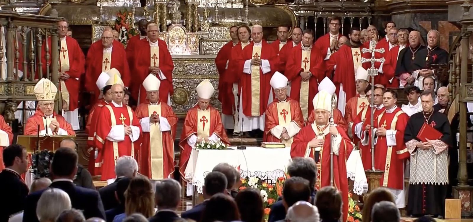 Francisco Prieto escucha la Ofrenda al Apóstol