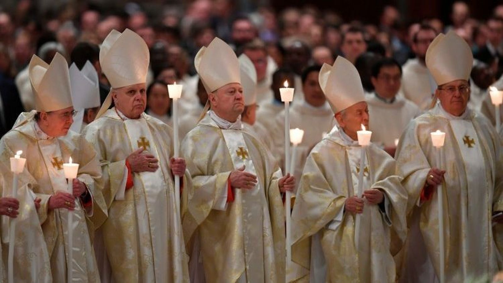 Cardenales y obispos en San Pedro