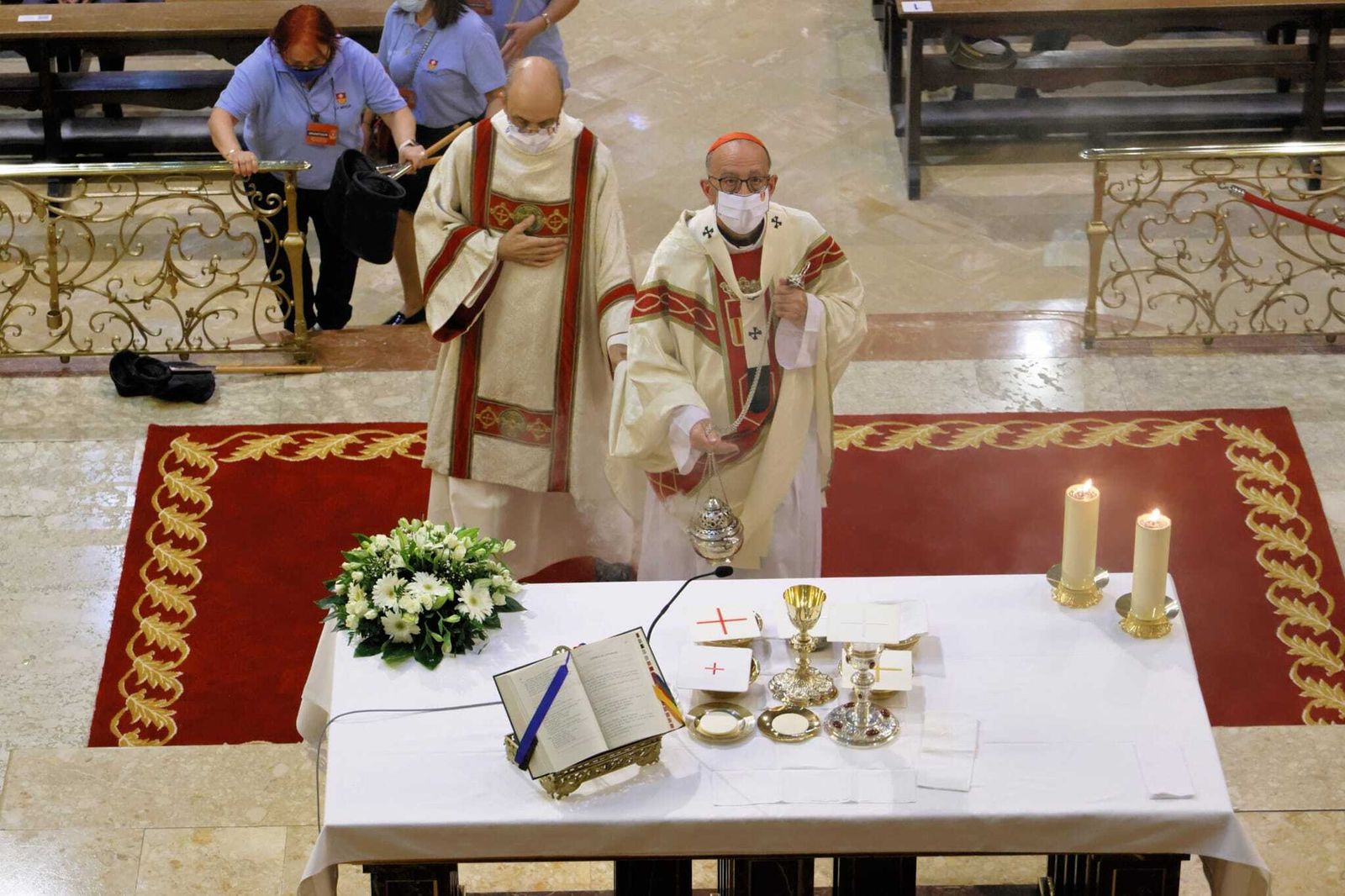 Omella bendice el altar