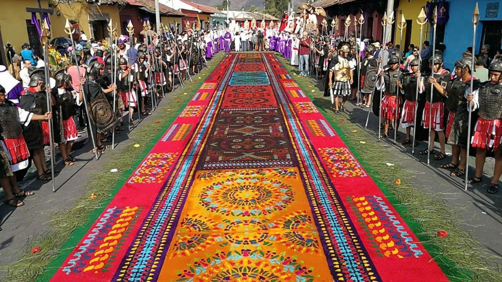 Las procesiones en Guatemala son caracterizadas por unas impresionates alfombras de materiales orgánicos que adornan las calles