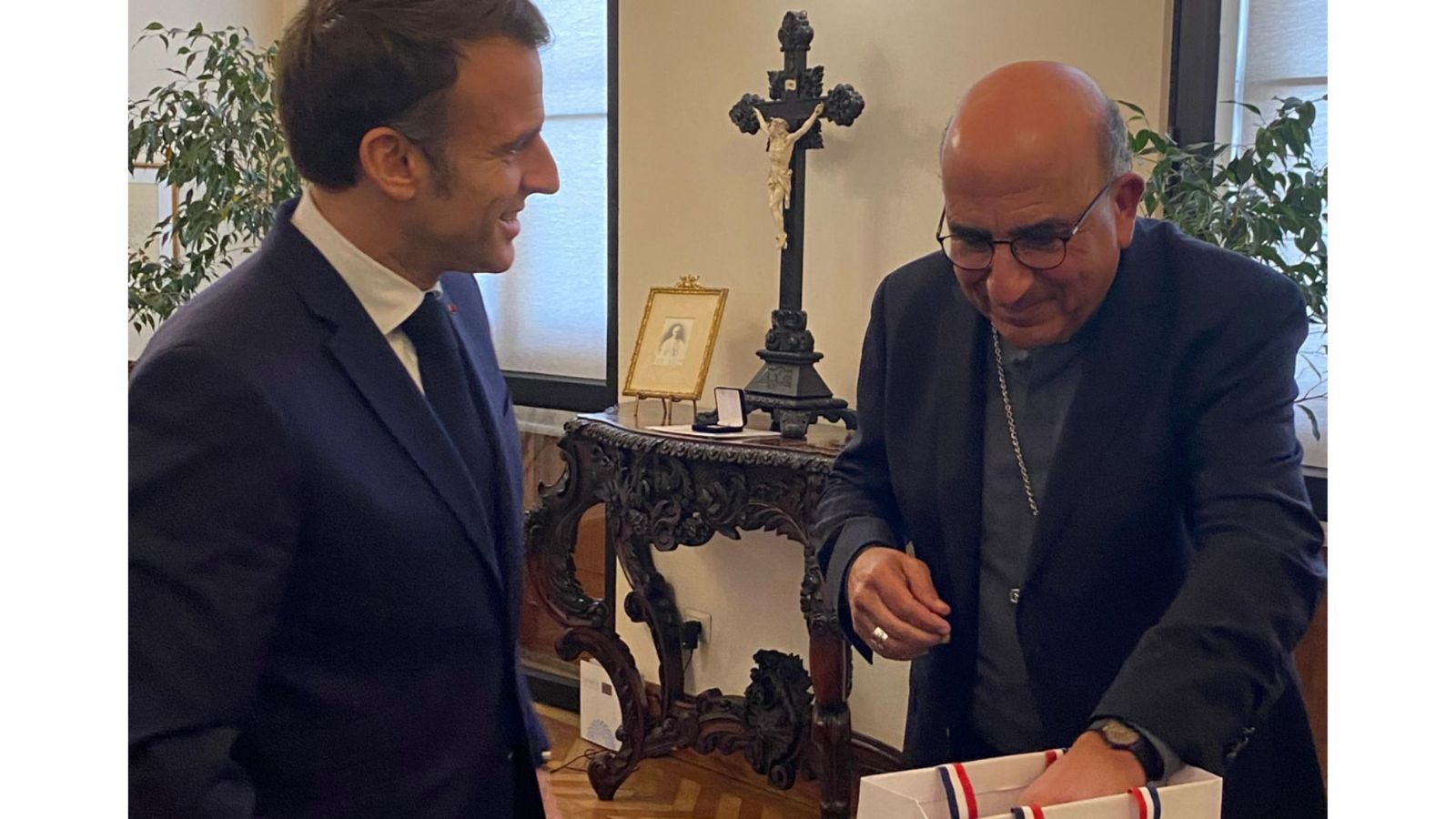 Presoidente Macron visitó al Arxz de Santiago Fdo Chomali