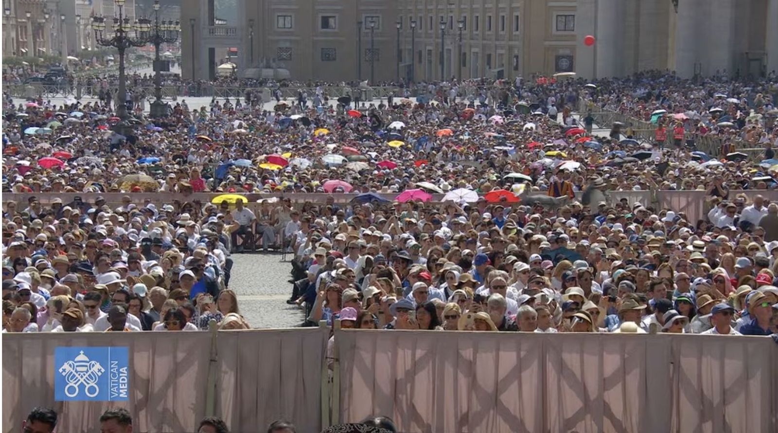 Fieles en la plaza de san Pedro para la audiencia general