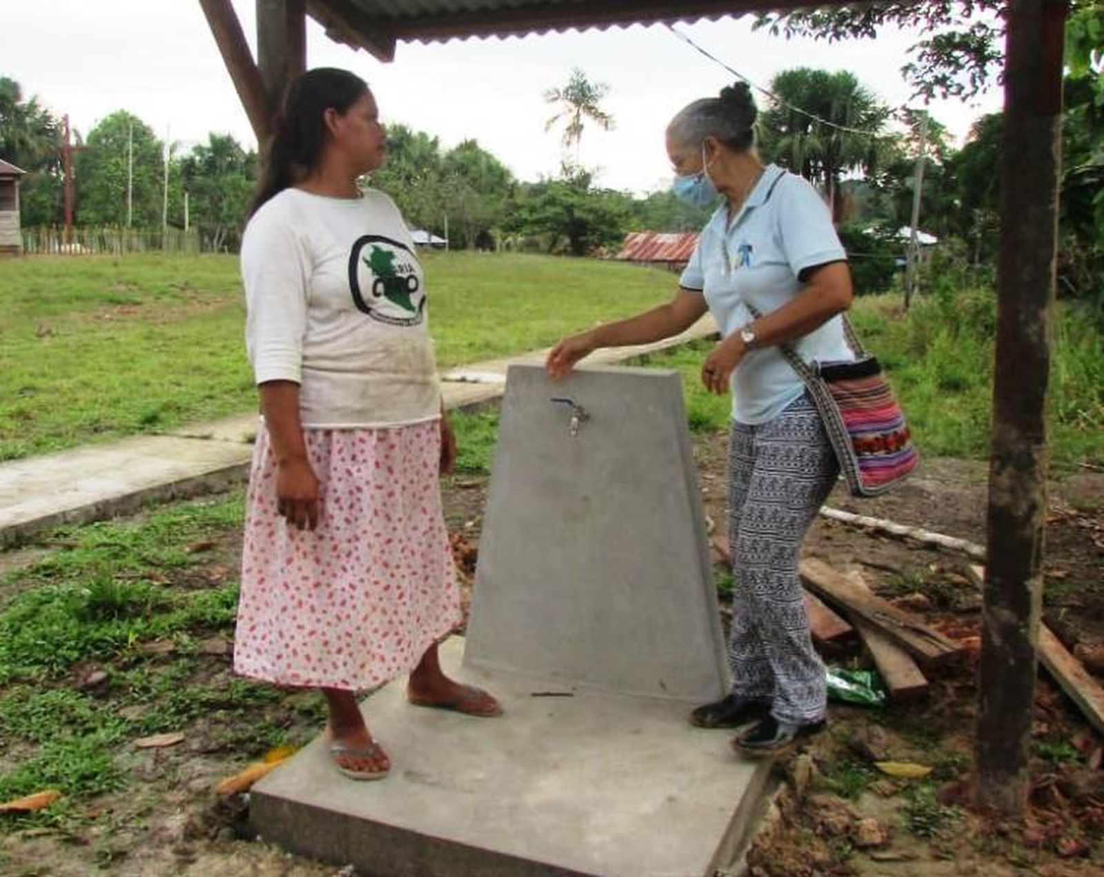 Emérita y la hna. Dorinha junto al caño