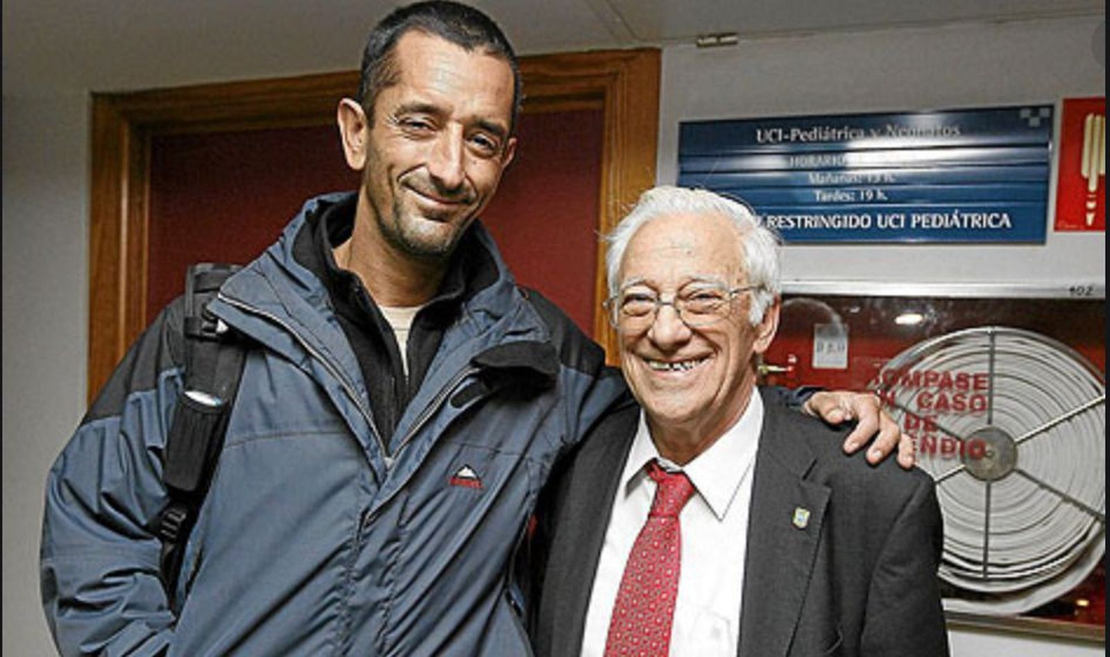 El doctor Pedro Cavadas junto al padre Ángel