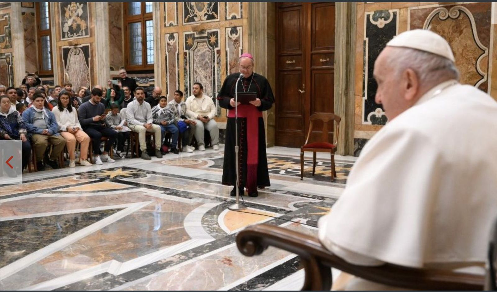 El arzobispo Cerro lee su discurso ante Francisco
