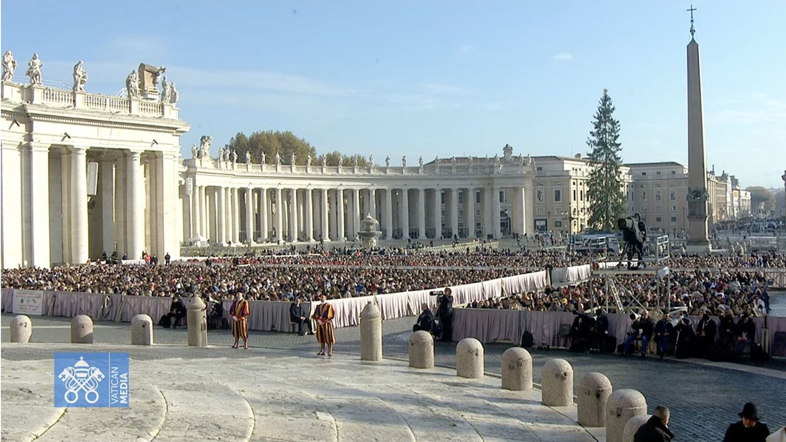 Vista de la plaza de San Pedro, ya con el abeto de Navidad