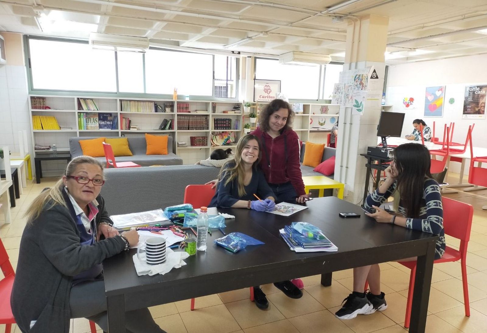 Ana A., voluntaria, junto a usuarias de CEDIA Mujer (Cáritas Madrid)