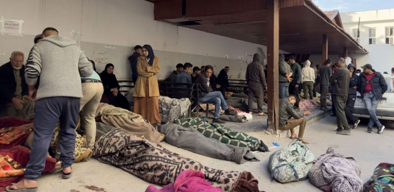 Heridos en el hospital Alahli en Ciudad de Gaza, al norte de la Franja, tras los bombardeos israelíes.
