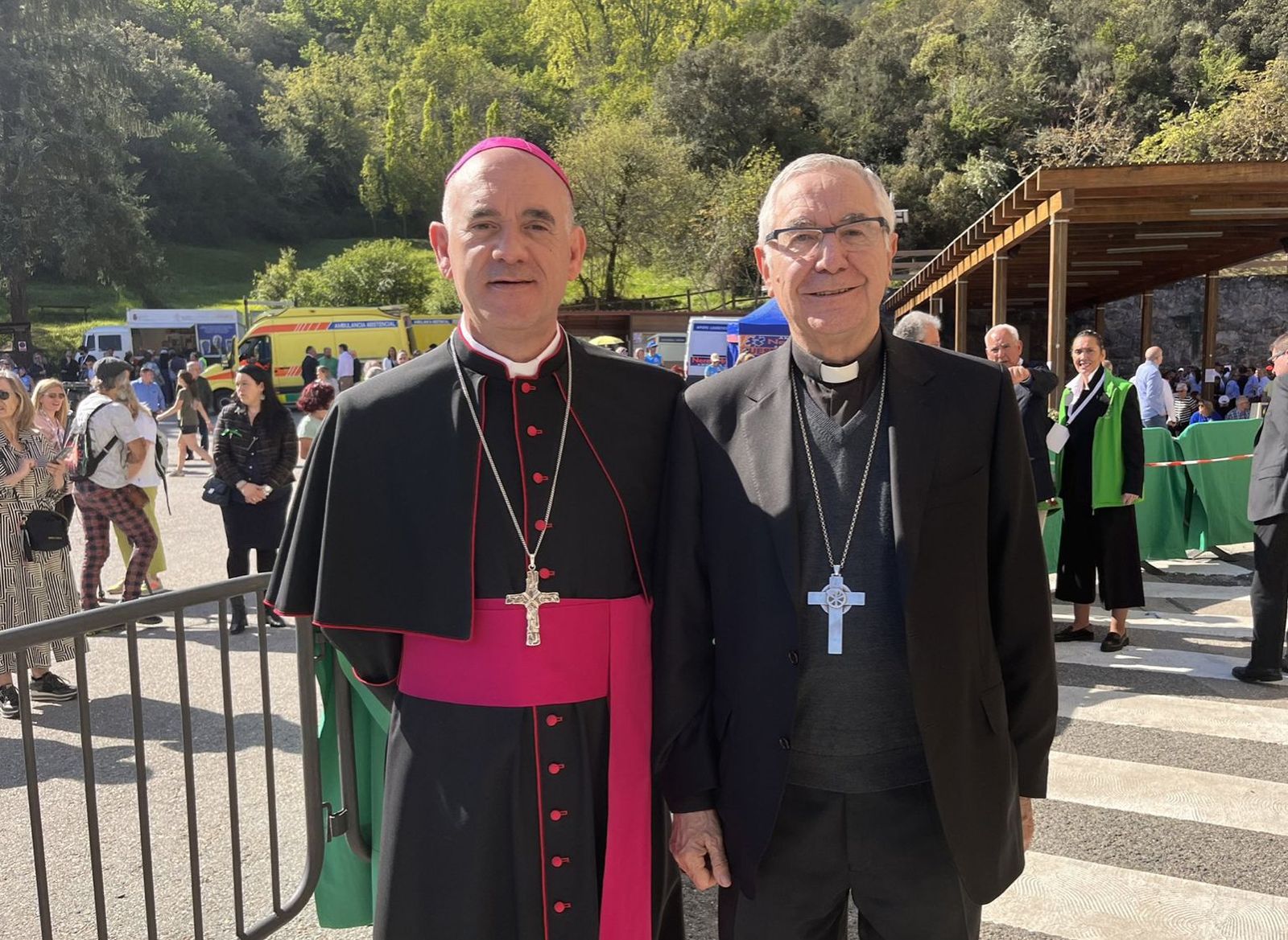 El obispo de Santander, Arturo Ros, y el emérito, Manuel Sánchez, en Santo Toribio