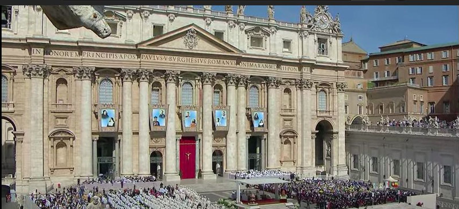 La tapices, con los nuevos santos, lucen en la fachada de San Pedro