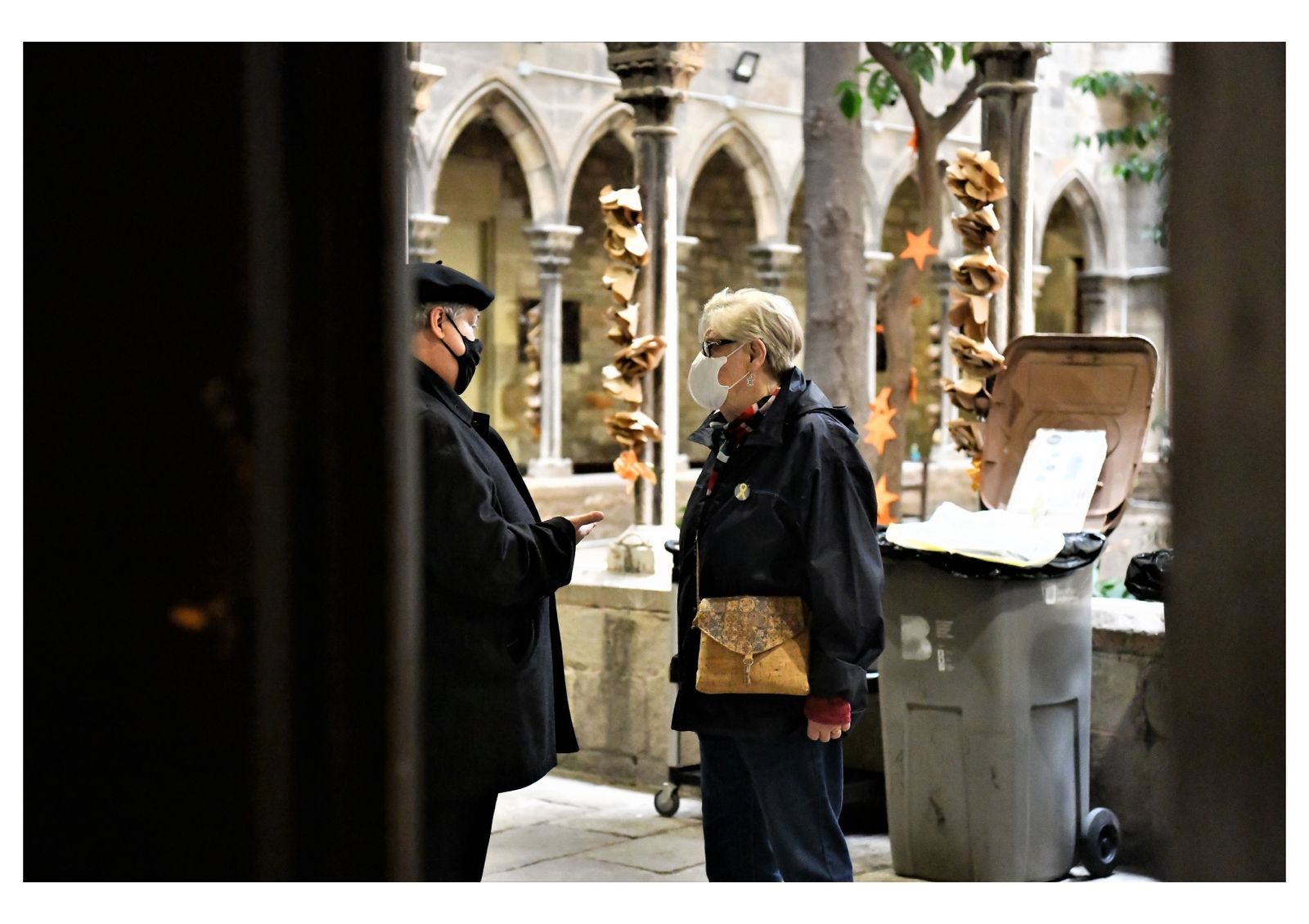 Peio Sánchez y Viqui Molins despachan en el claustro.