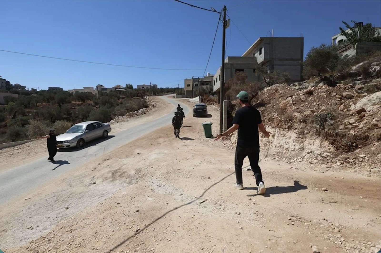 Soldados israelíes observan a un palestino durante una incursión en Qusra hace unos días
