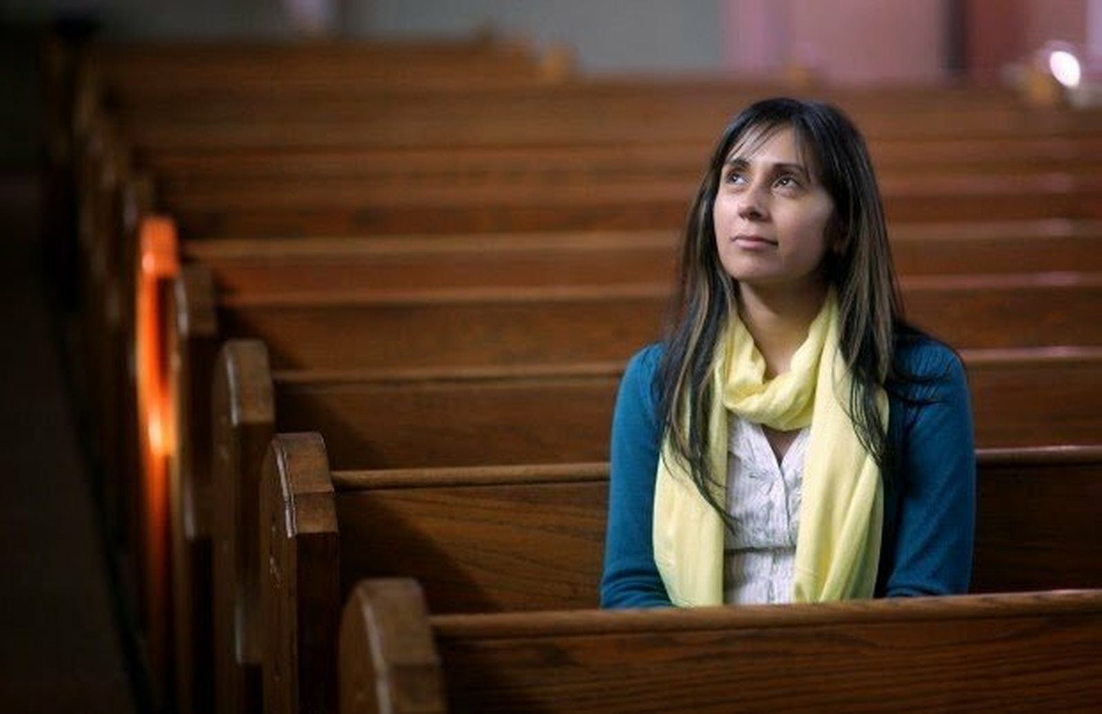 Mujer en un banco de una iglesia