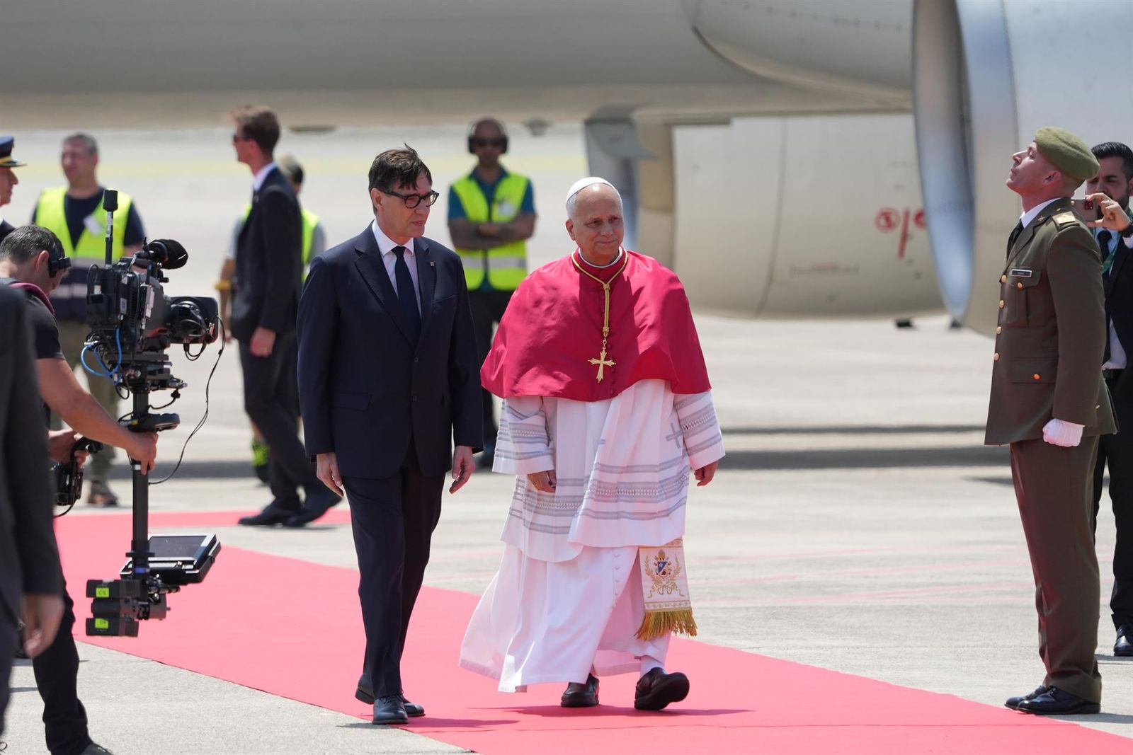 El Papa León XIV junto al presidente de la Generalitat, a su llegada al Aeropuerto Internacional Josep Tarradellas Barcelona-El Prat