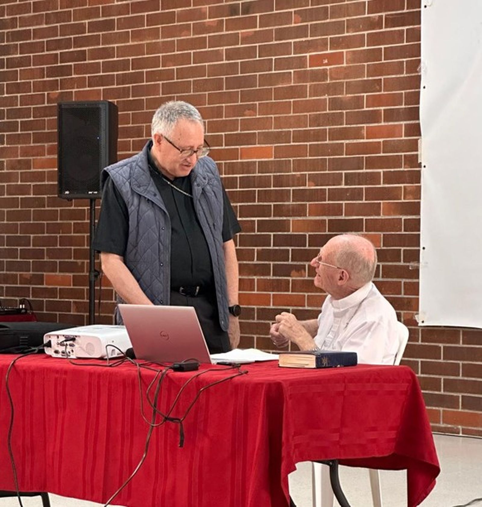 De pie, Mons. Antonio Calderón Cruz, obispo de Jutiapa; sentado, Mons. Guy Charboneau, obispo emérito de Choluteca, Honduras.