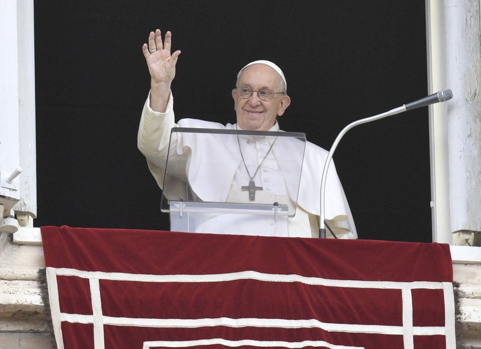 Francisco saluda tras el rezo del ángelus