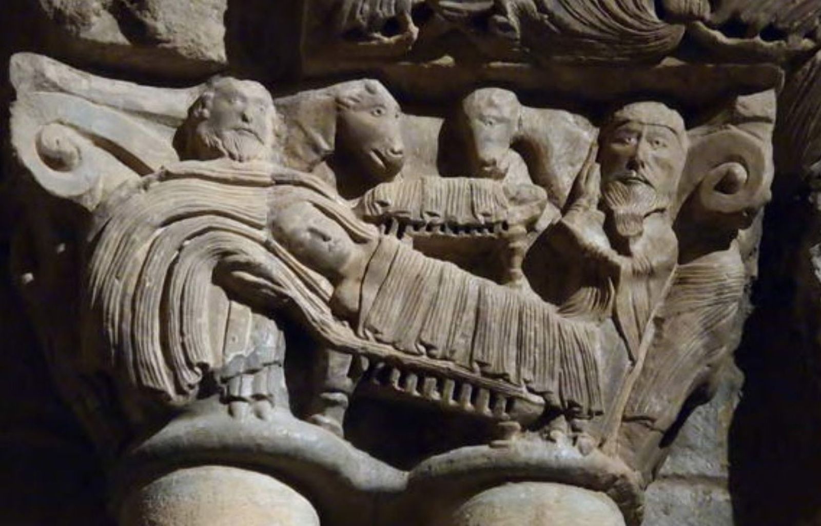 La Natividad, tiernamente apretujada en el capitel de una iglesia románica en España