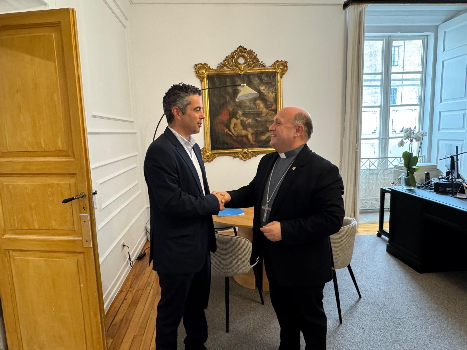 El comisario del Xacobeo 2027 y el arzobispo de Santiago de compostela