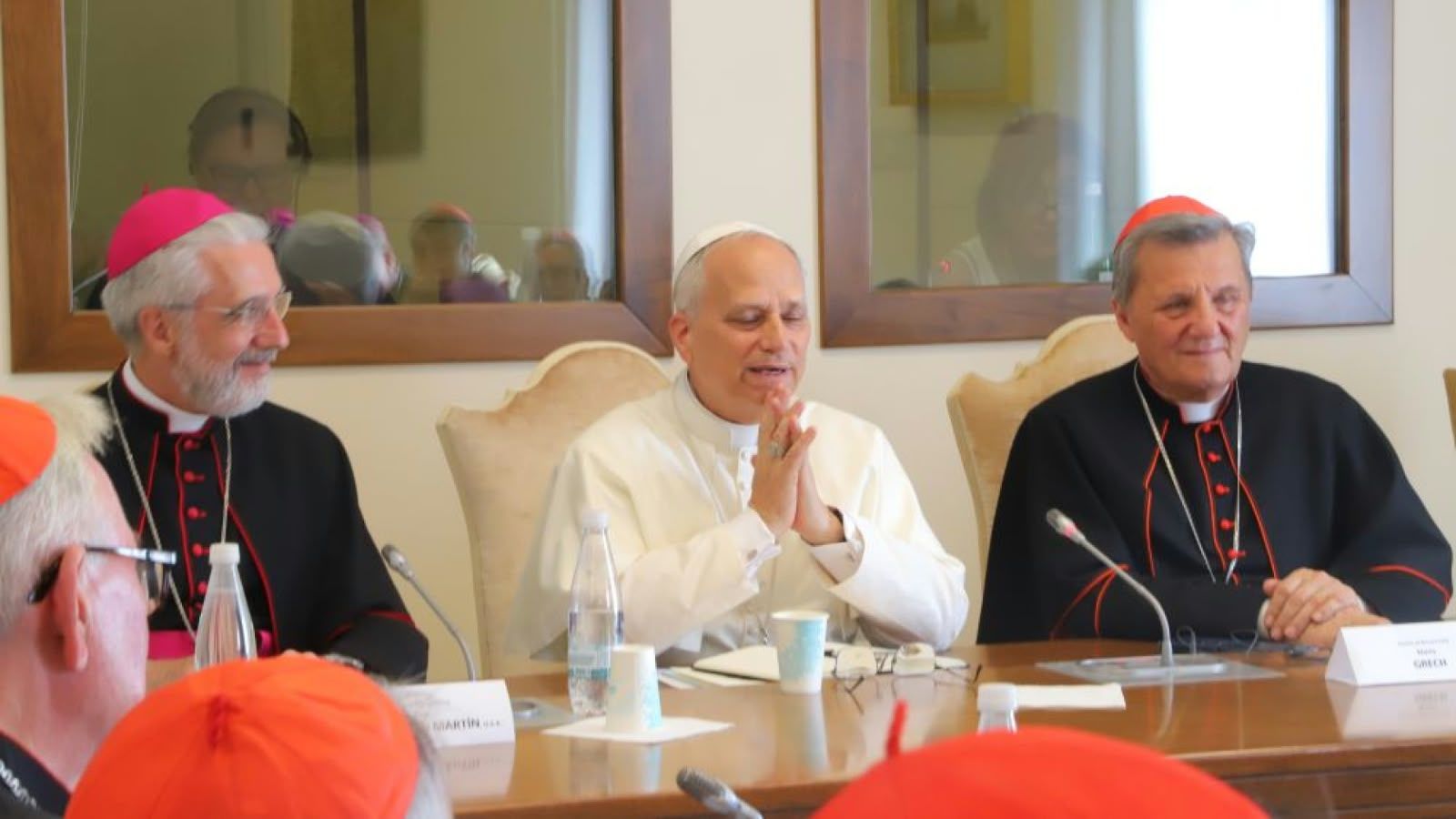 León XIV con el cardenal Mario Grech y el arzobispo Luis Marin de san Martín