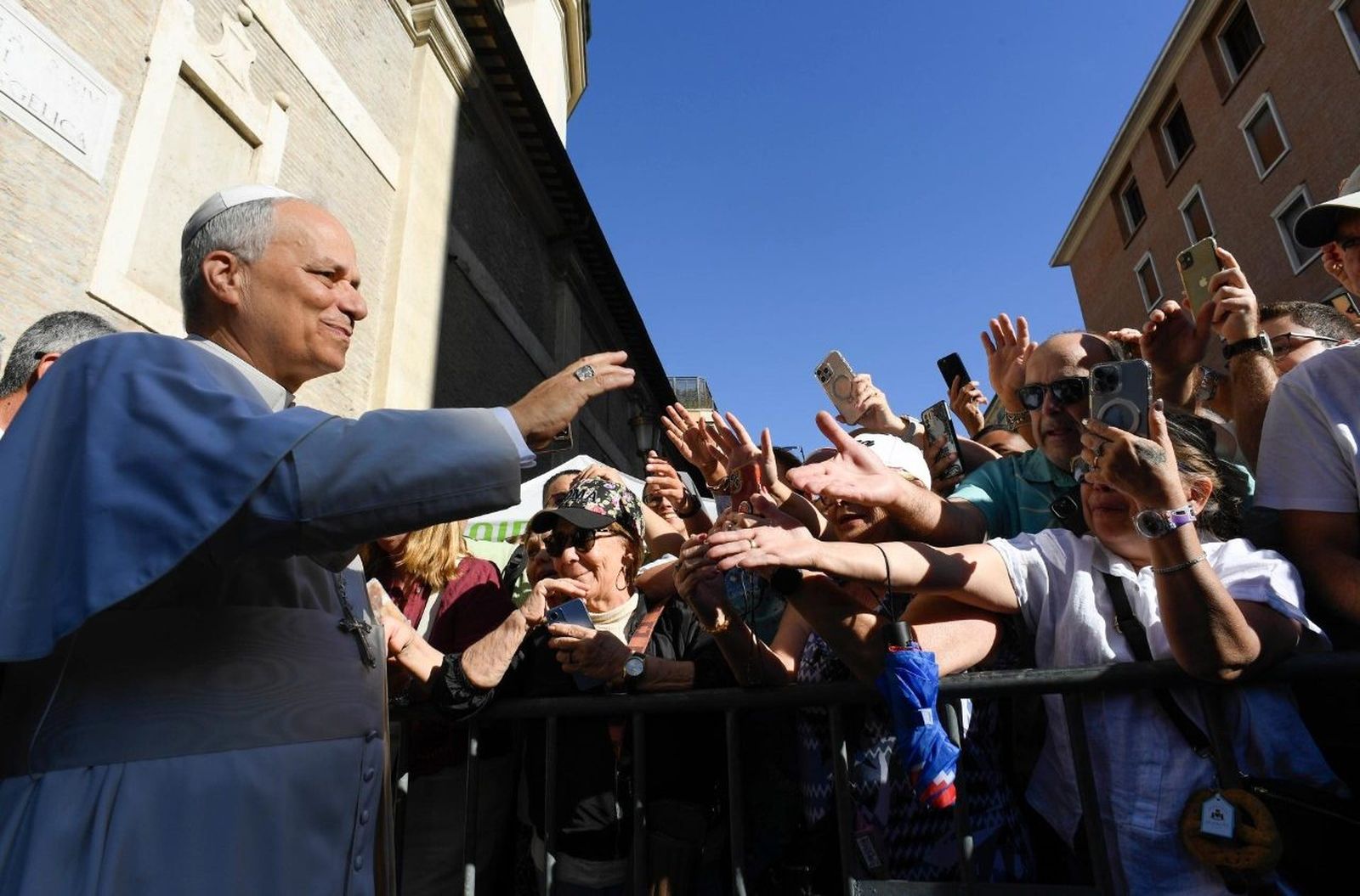 León XIV saludando a fieles en Roma