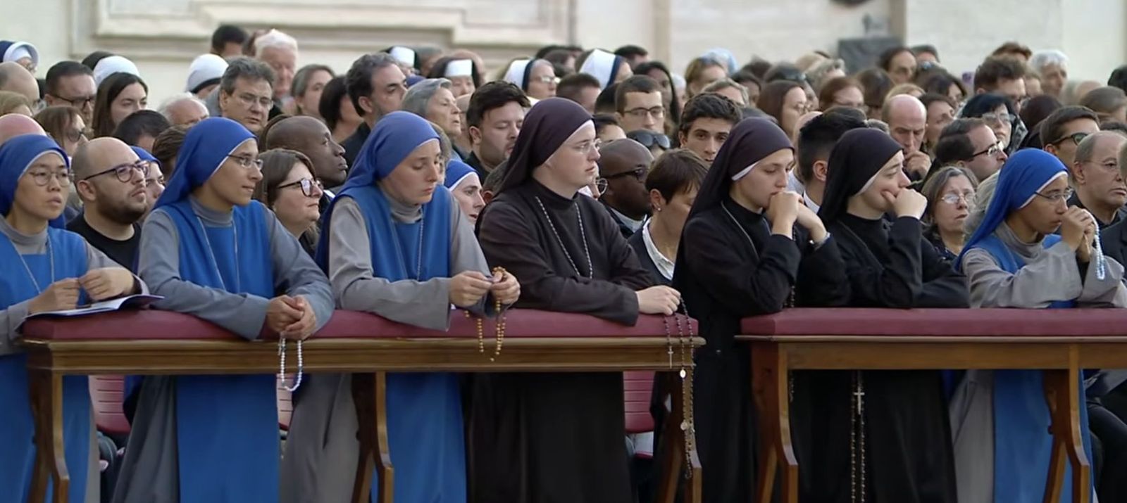 Rosario en la plaza de San Pedro