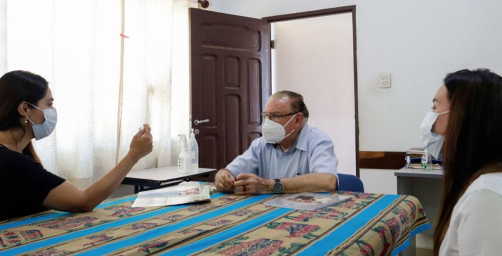 Visita de Carla Ortiz al proyecto de Nicolás Castellanos, Hombres Nuevos