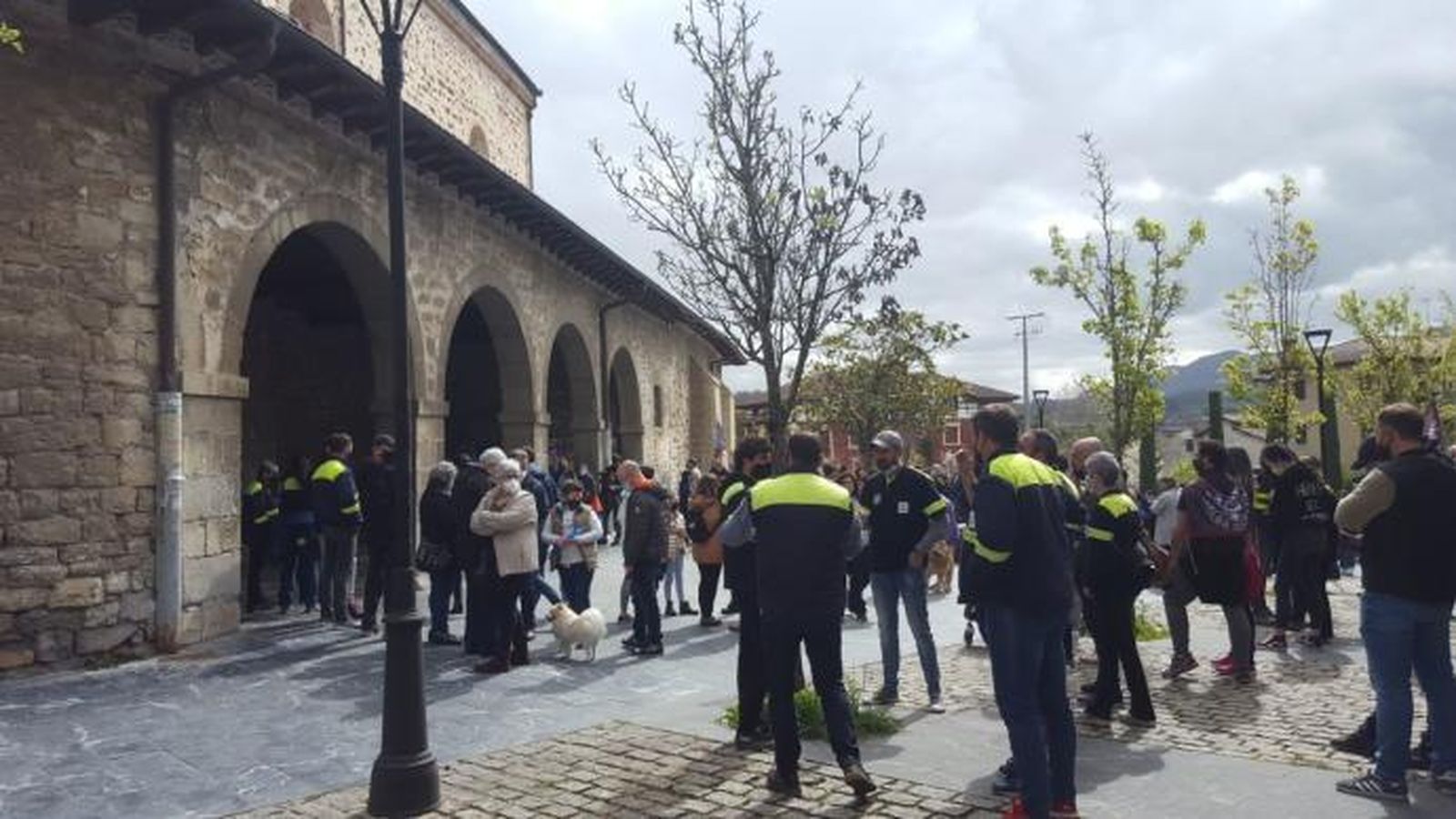 Decenas de personas se encierran en una iglesia de Amurrio contra la destrucción de empleos