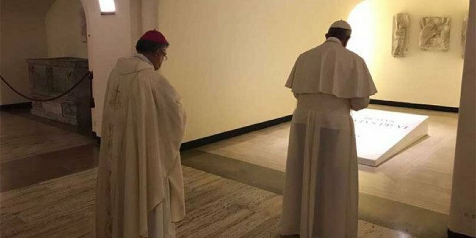 Francisco ora en la tumba de Pablo VI