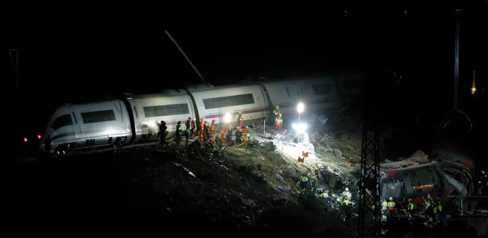 Los operarios, trabajando en el AVE de Urda