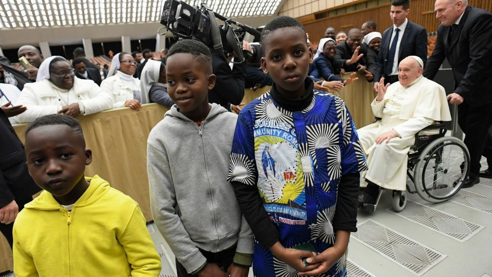 Unos niños nigerianos, en la audiencia con el Papa