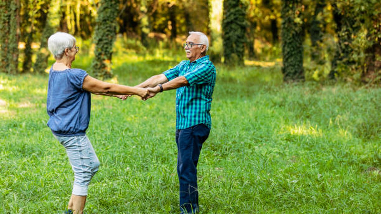 Aurora y Pascual danzan en el Parque