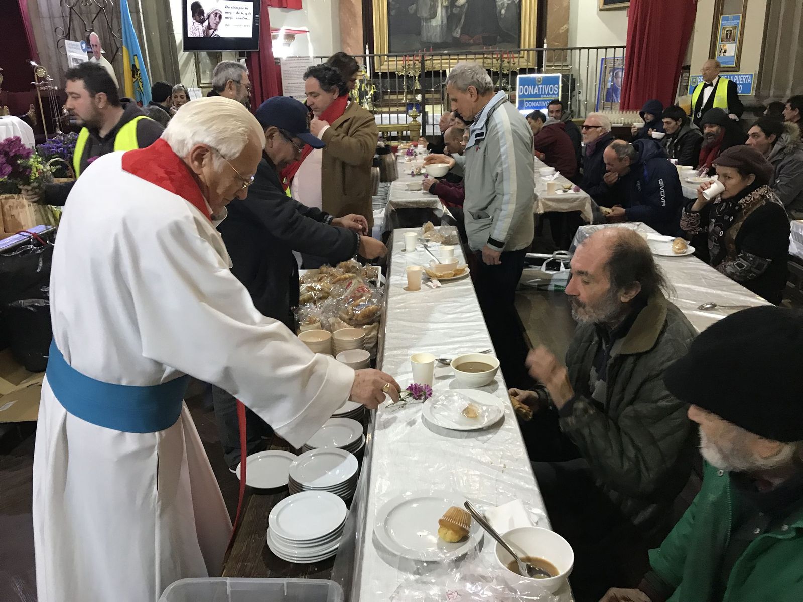 Padre Angel Sirviendo