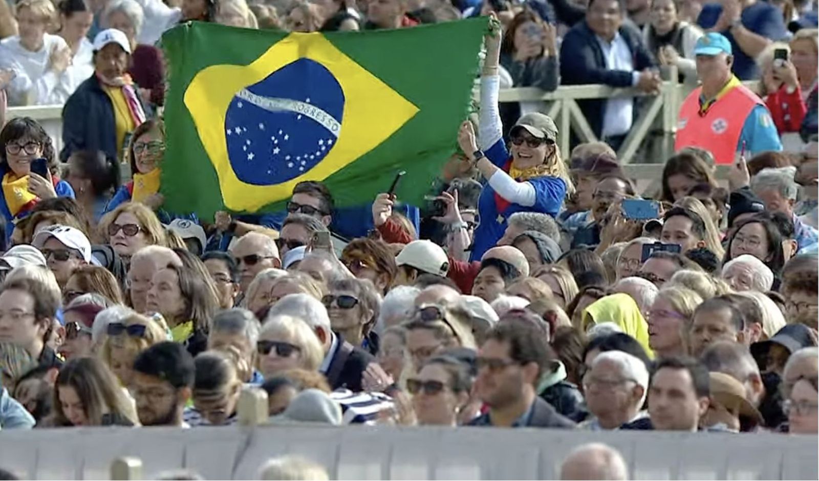 Fieles brasileños responden al saludo del Papa en la audiencia general.jog