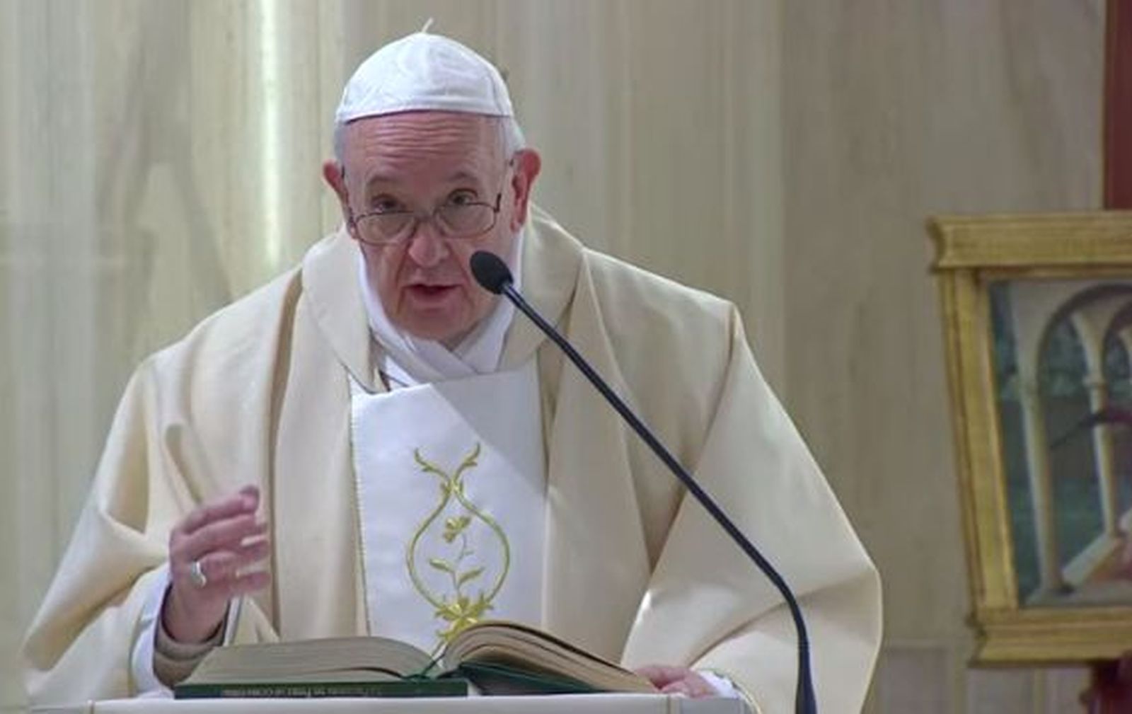 Francisco lee el Evangelio con los ojos de la Virgen