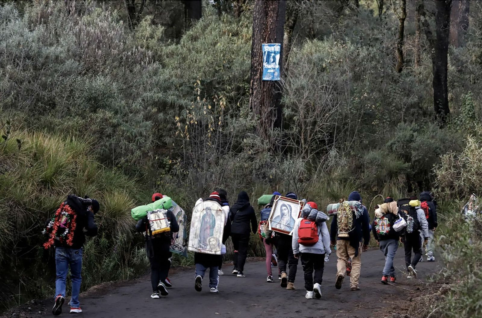 Peregrinos con la imagen de la Virgen de Guadalupe rumbo a la capital del país desde Puebla