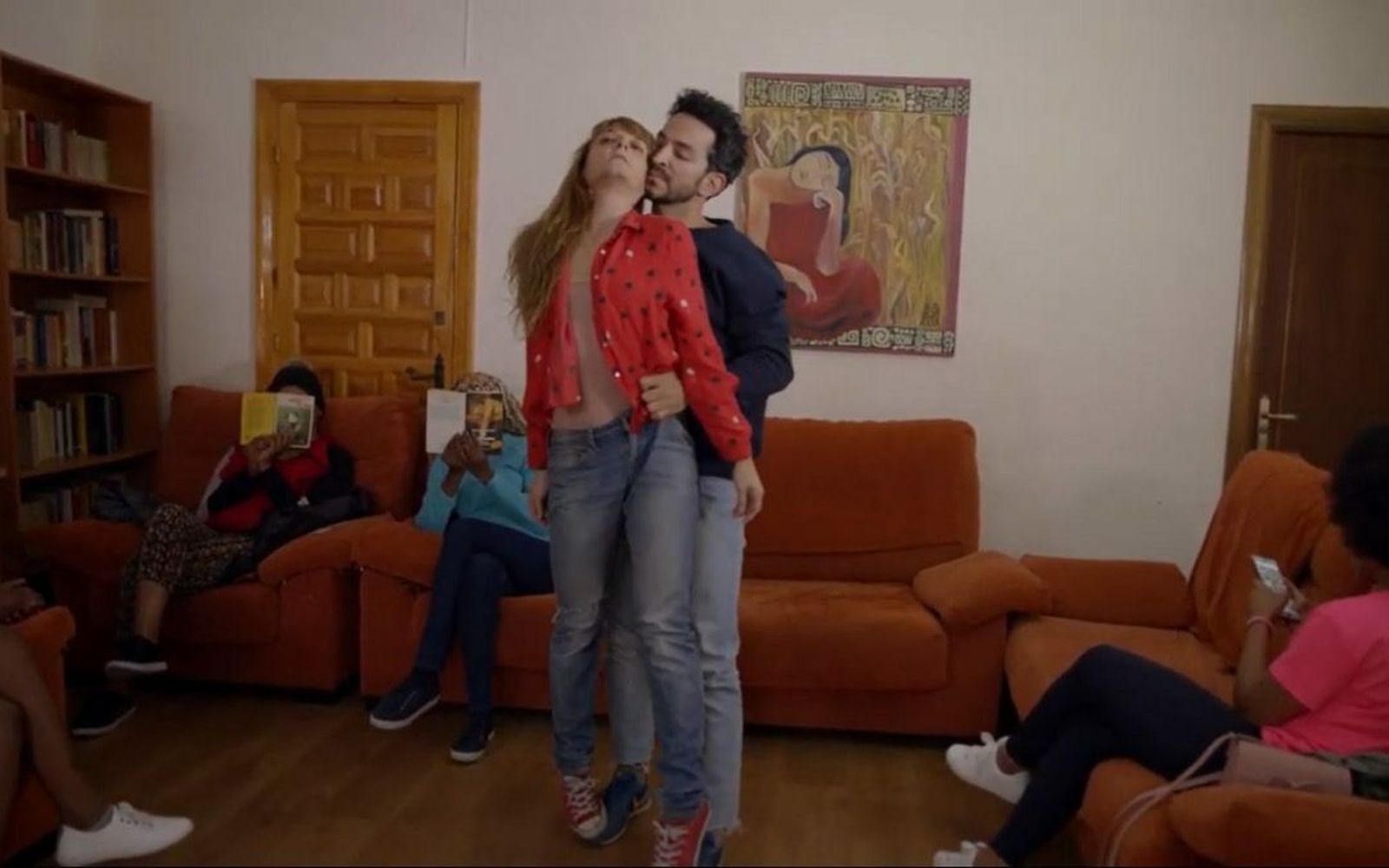 Fotograma del vídeo #CONTRALATRATA, para denunciar la explotación