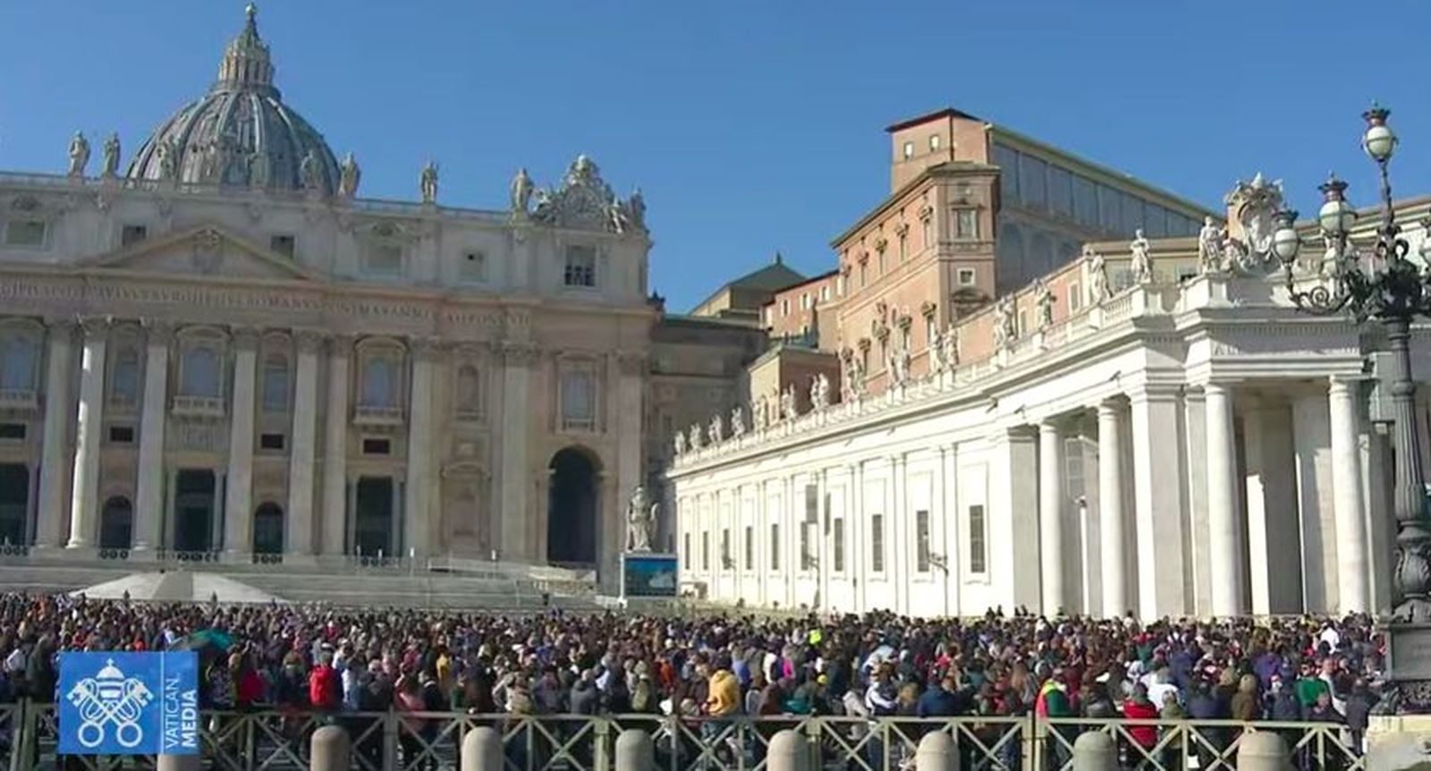 Miles de fieles en la plaza de San Pedro