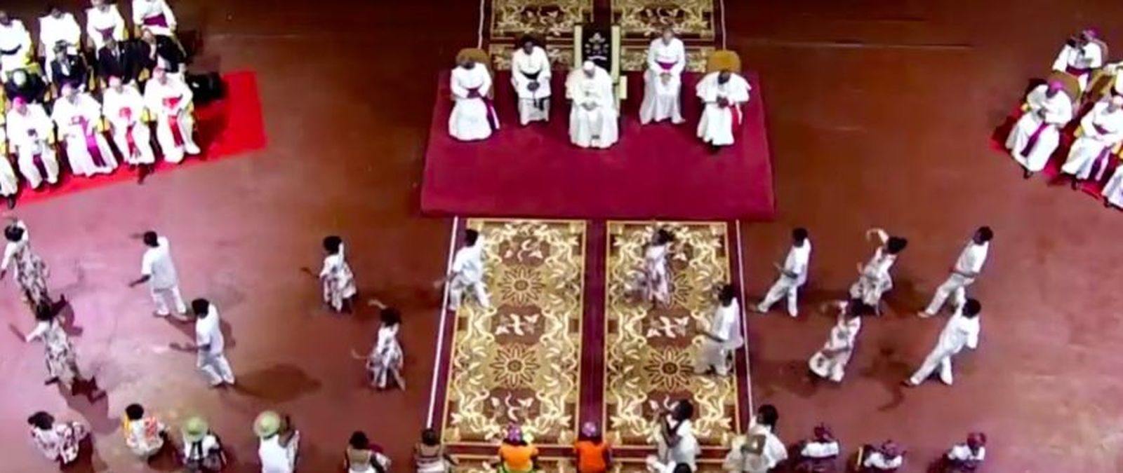Danzas de los jóvenes al Papa